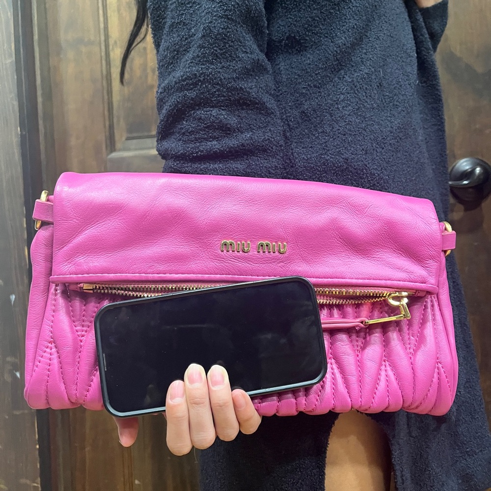 Miu Miu Pink Leather clutch bag with snap closure, zipped deep flap pocket. - Picture 9 of 14